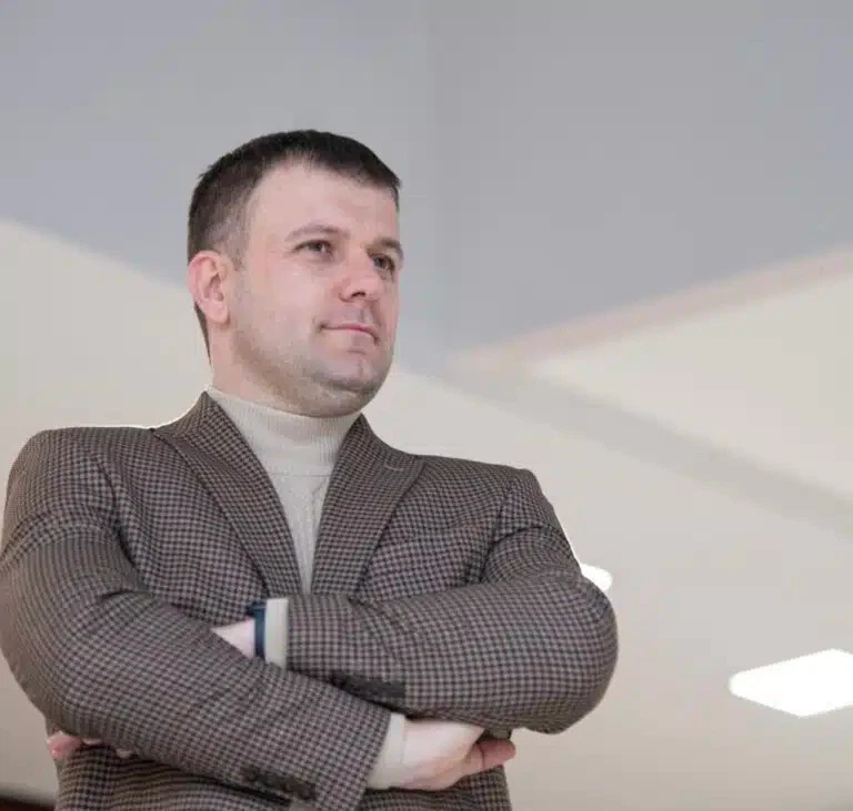 Memić: „Svi smo tražili smenu rektorke, ona se desila, protest sada nema svrhu, vreme je za dijalog i šansu novoj rektorki”