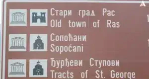 Turističke table na ulazima u Novi Pazar bez islamskog nasleđa (VIDEO)