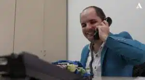 Slep je i radi u Pošti Srbije – dokaz da ljubav prema životu i upornost savladavaju sve prepreke (VIDEO)