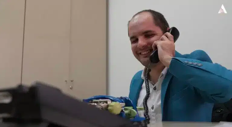 Slep je i radi u Pošti Srbije – dokaz da ljubav prema životu i upornost savladavaju sve prepreke (VIDEO)