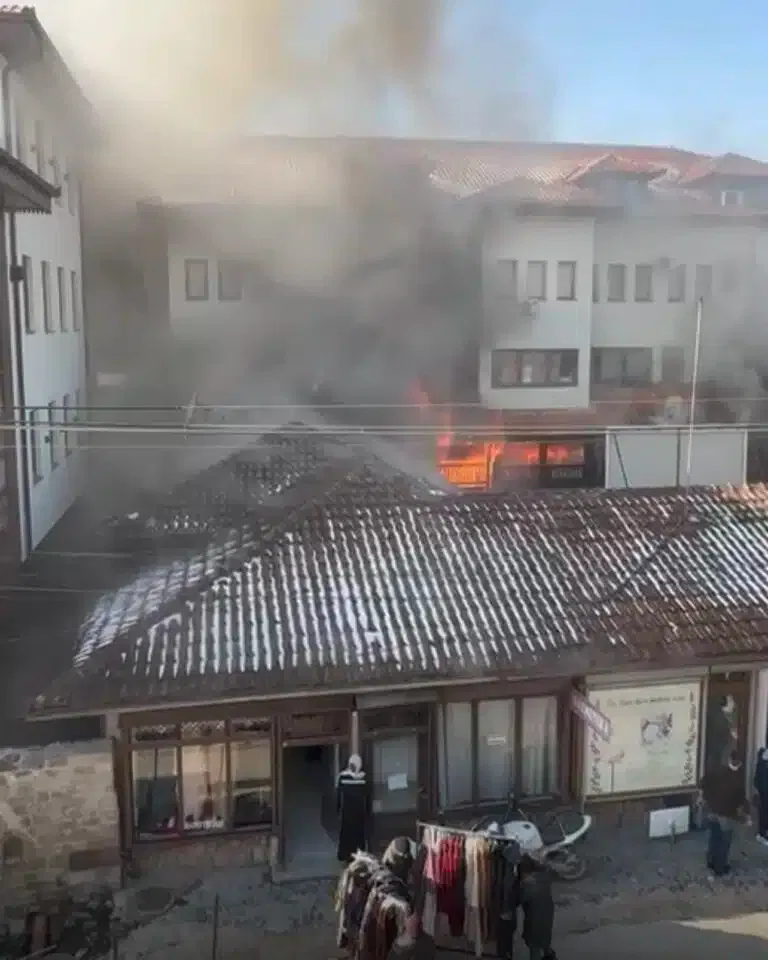 Mešihat: Nema povređenih, izgoreo restoran Medrese (VIDEO)