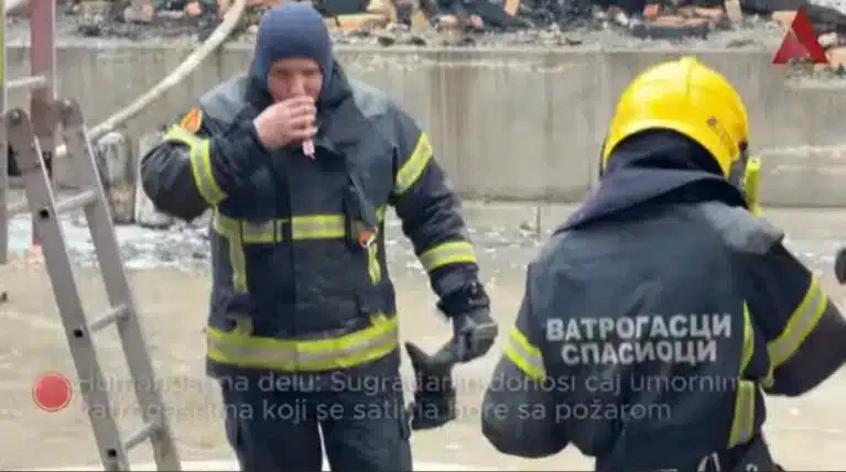 Humanost na delu: Sugrađanin doneo čaj umornim vatrogascima koji satima gase požar (VIDEO)