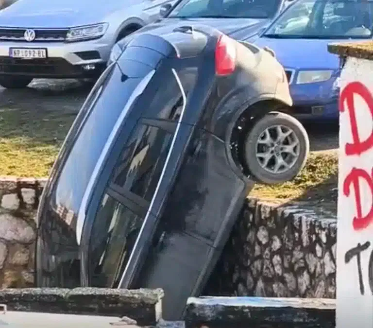 Automobil završio pored reke Raške zbog nedignute ručne kočnice (VIDEO)