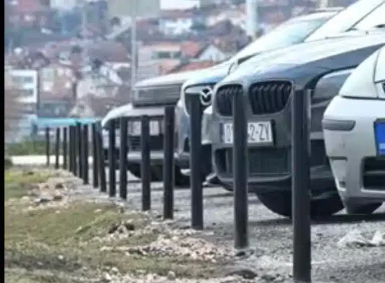 Postavljeni zaštitni stubići na parkingu kod hotela Vrbak (VIDEO)