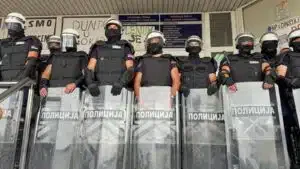 POTVRĐENA OPTUŽNICA PROTIV 11 LICA ZBOG NAPADA NA POLICIJU ISPRED DUNP