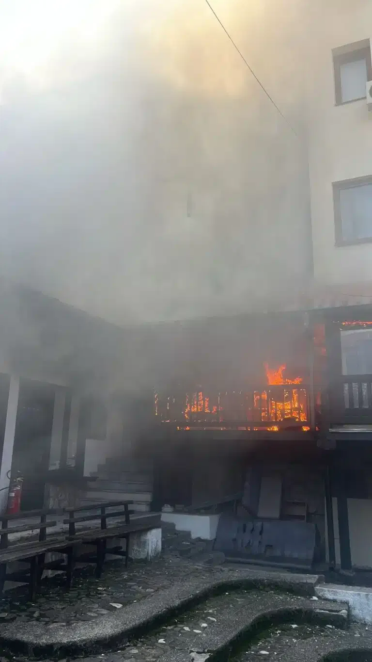 Požar u objektu Islamske zajednice u Novom Pazaru – vatrogasci na terenu pokušavaju da ugase vatru (VIDEO)