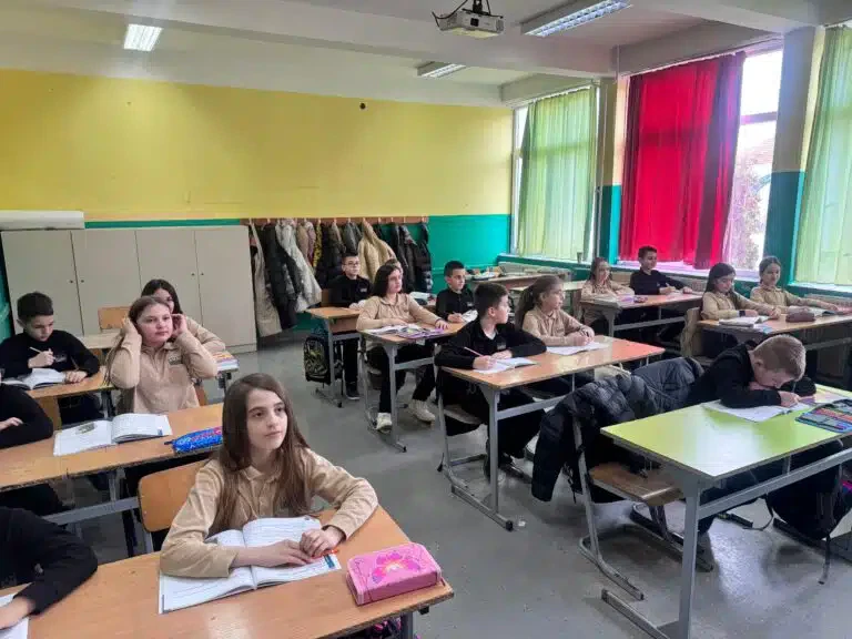 Jedina škola u Novom Pazaru u kojoj đaci na nastavu dolaze u uniformama (VIDEO)