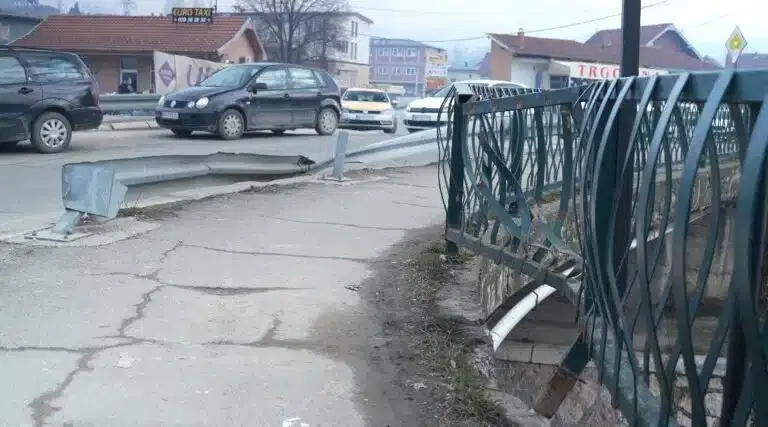 Prijavi problem: Polomljena ograda na Karahodzić mostu, rizik od pada u reku