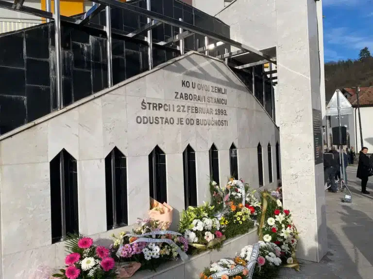 33 godine od zločina u Štrpcima, mirna šetnja u organizaciji Bošnjačke kulturne zajednice (VIDEO)