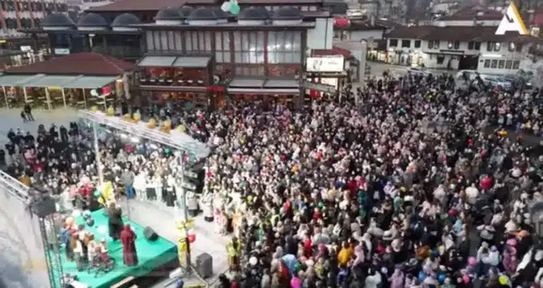 Hiljade mališana na ulicama Novog Pazara dočekale Ramazan (VIDEO)