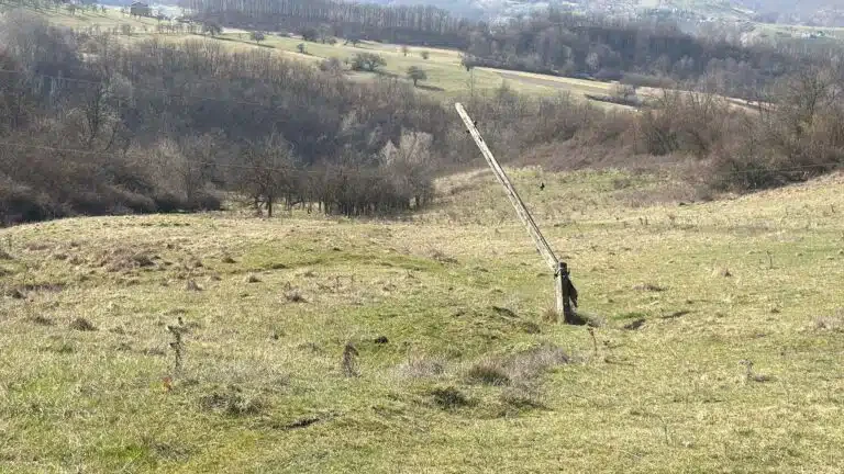 Pet godina opasnost nad glavama: Savijena bandera u selu Netvrđe i dalje čeka rešenje (VIDEO)