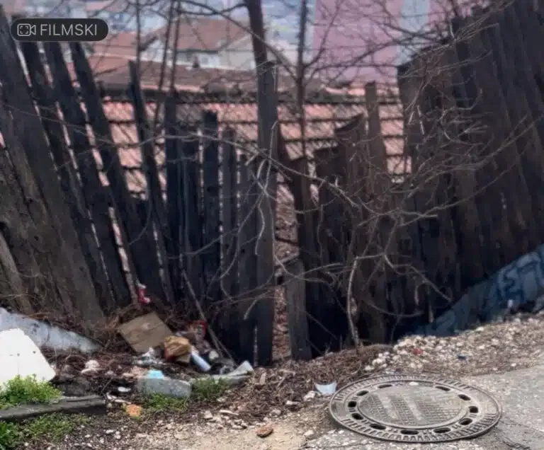 Prijavi problem: Oštećen put u centru Novog Pazara predstavlja rizik za vozače i pešake (VIDEO)