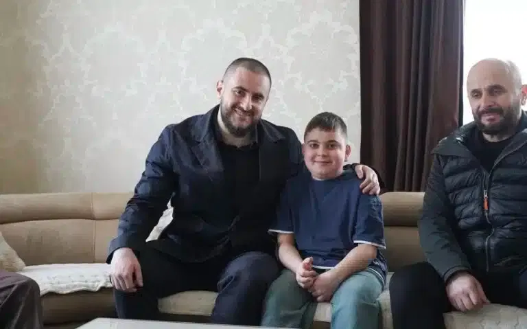 Usame Zukorlić posetio Anela Selmanovića:”Nijedno dete ne sme ostati bez šanse”