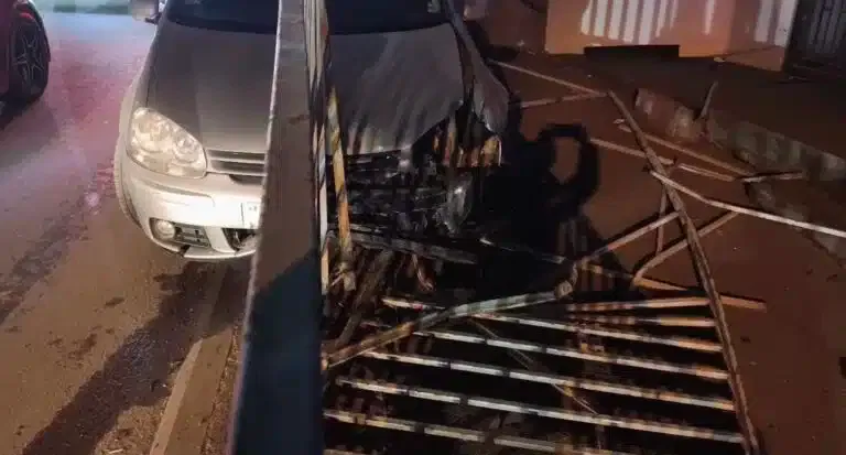 Bežali od policije pa udarili u ogradu, nema povređenih (VIDEO)