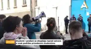 Studenti i građani se okupljaju ispred zatvora u znak podrške privedenim studentima (VIDEO)
