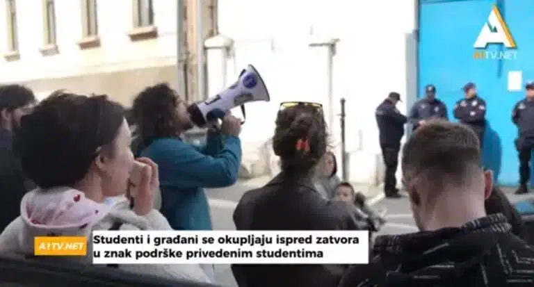 Studenti i građani se okupljaju ispred zatvora u znak podrške privedenim studentima (VIDEO)