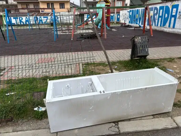 Igralište devastirano, pa pretvoreno u deponiju (VIDEO)