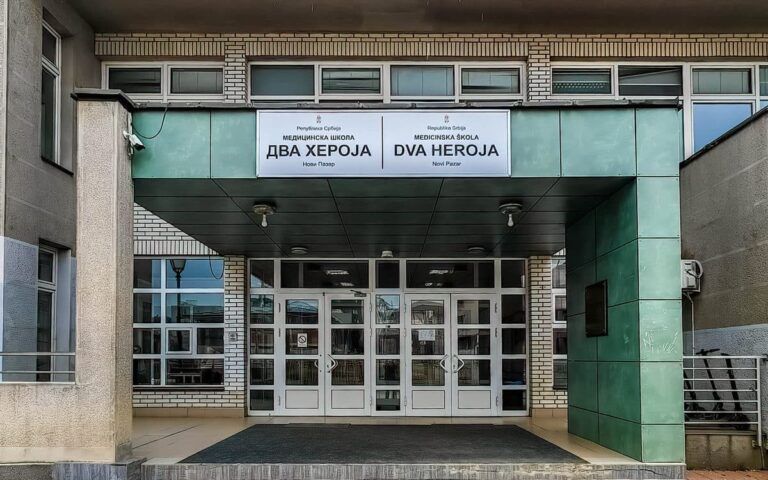 Medicinska škola „Dva heroja“ oprostila se od tragično nastradale učenice Meleke Ramović