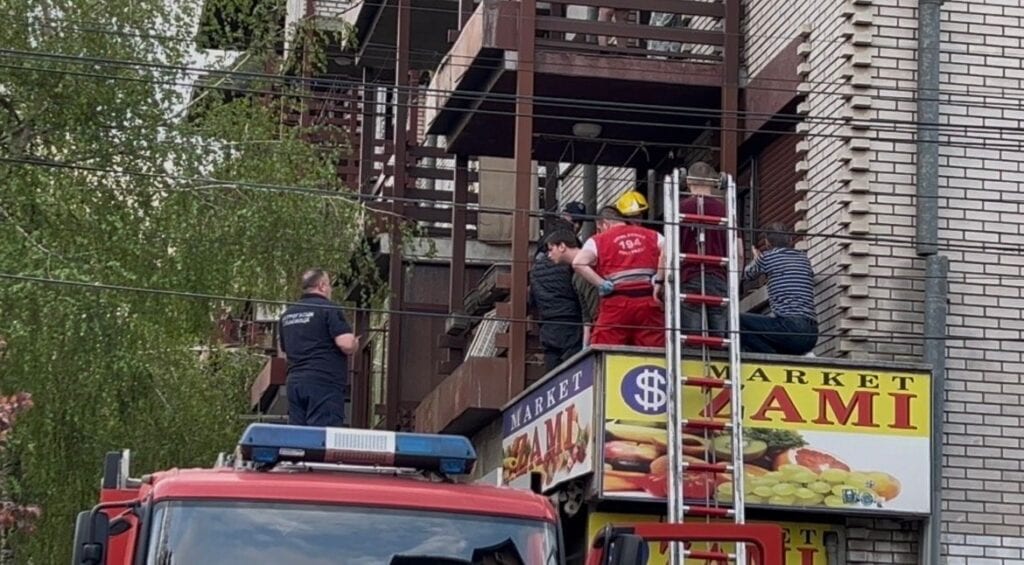 Žena pala sa četvrtog sprata, zadobila teške povrede (VIDEO)