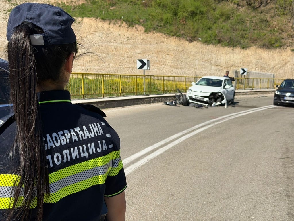 Sudar automobila i motora na Kruševačkom mostu, povređen motociklista, nije životno ugrožen (VIDEO)