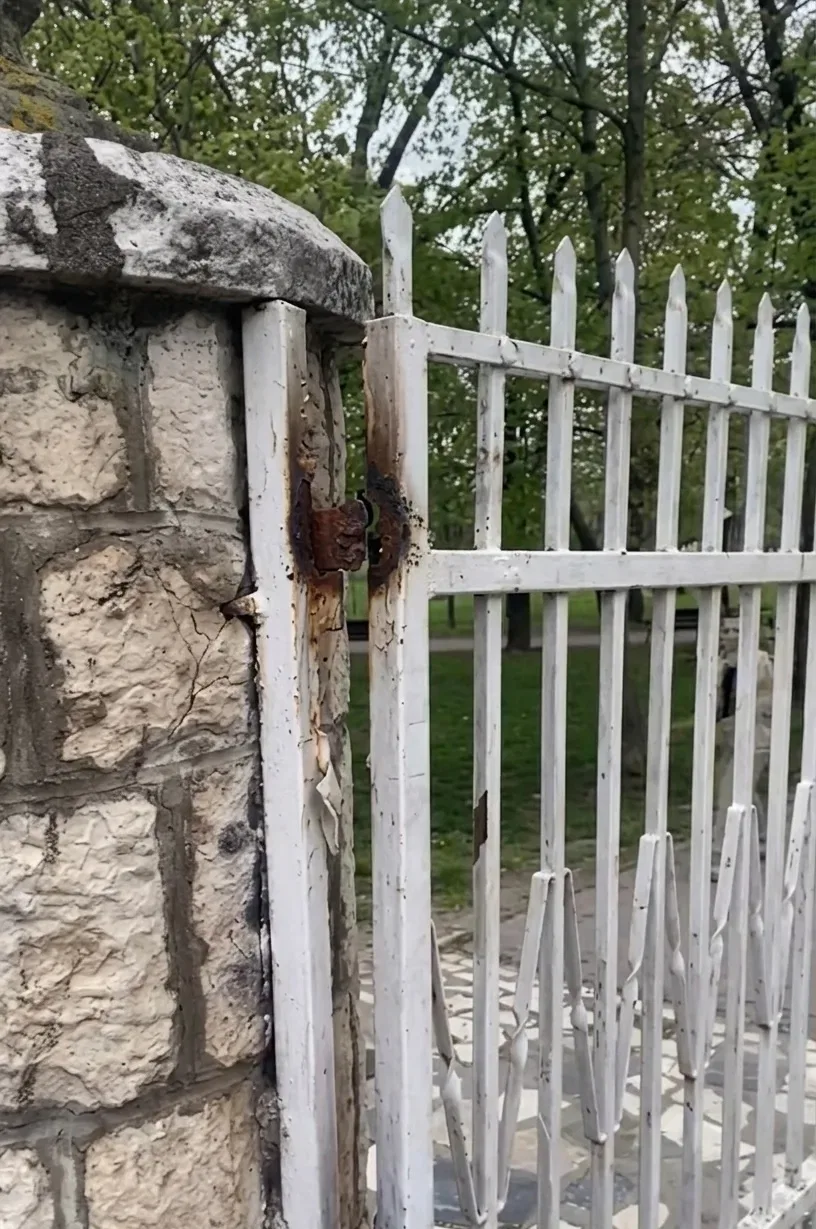 Prijavi problem: Kapija kod parka oštećena, moguća opasnost za prolaznike (VIDEO)