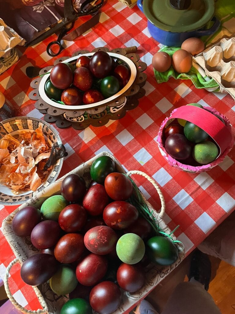 Pravoslavni vernici danas obeležavaju Vaskrs – praznik nade, vere i novog početka (VIDEO)