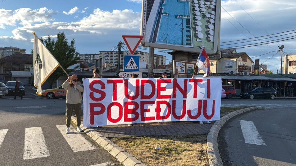 Na više lokacija u Novom Pazaru razvijen transparent „Studenti pobeđuju“ (video)