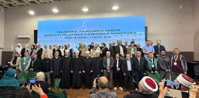Preko 50 vernika iz Sandžaka krenulo je na hadž u organizaciji Islamske zajednice Srbije (video)