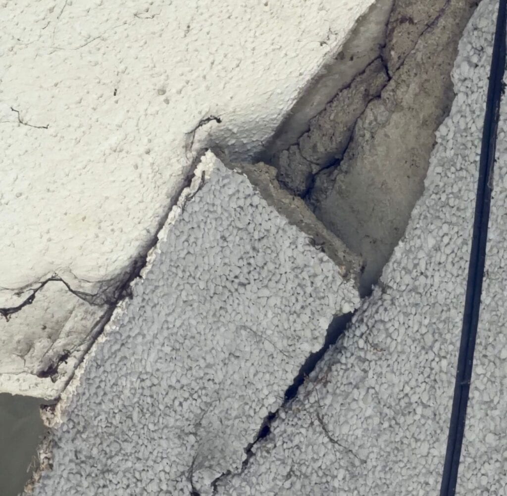 PRIJAVI PROBLEM: Deo fasade na Novoj lučnoj zgradi preti da se obruši, građani traže hitnu reakciju (VIDEO)