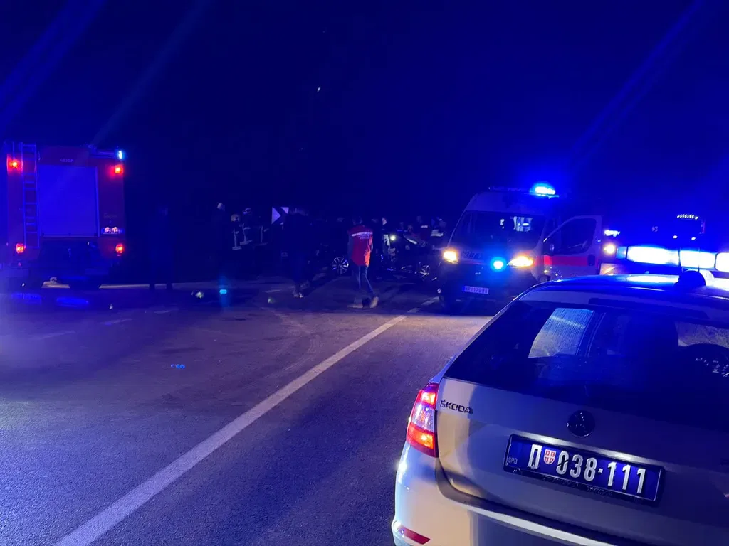 Tri osobe nastradale, četiri povređene u saobraćajnoj nesreći na magistralnom putu Novi Pazar–Raška (VIDEO)