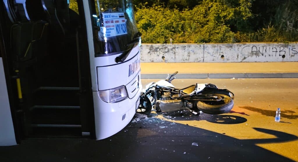 Dve osobe teško povređene u sudaru motora i autobusa u Novom Pazaru (VIDEO)