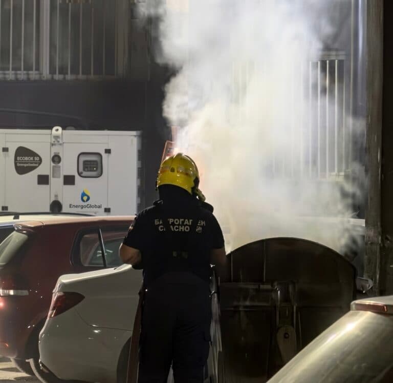 Vozila zakrčila prolaz: vatrogasci jedva gasili požar iza Nove lučne zgrade (VIDEO)