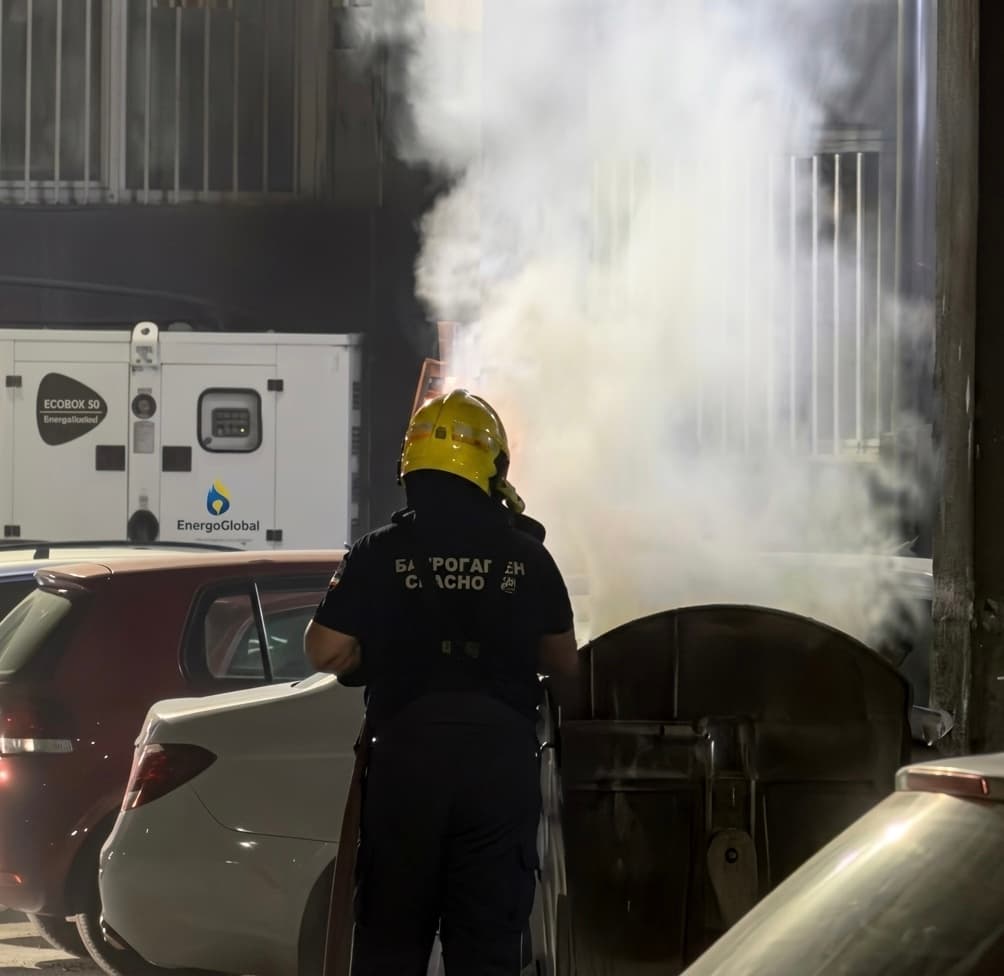Vozila zakrčila prolaz: vatrogasci jedva gasili požar iza Nove lučne zgrade (VIDEO)