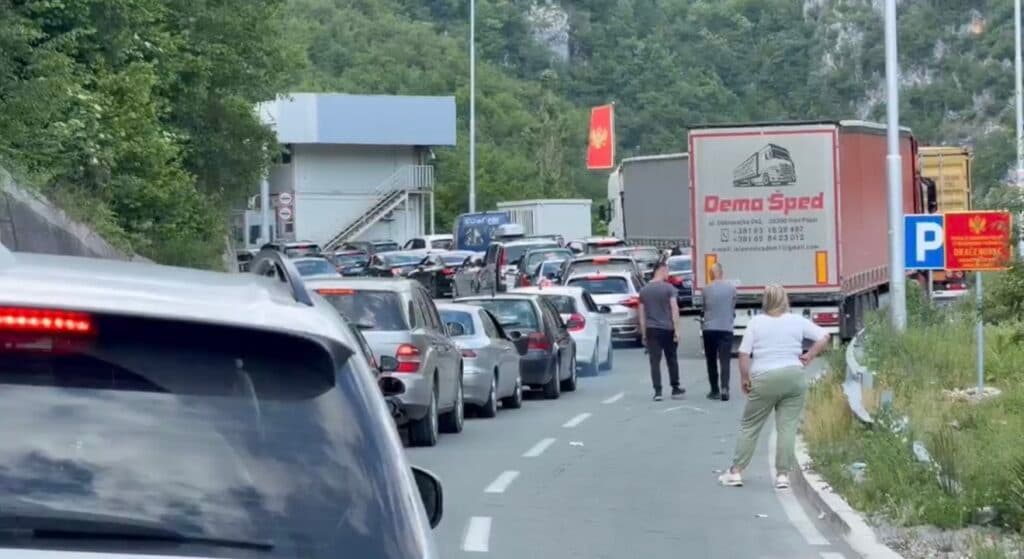 Kilometarske kolone na graničnom prelazu Dračenovac ka Crnoj Gori: Čeka se duže od sat vremena (VIDEO)
