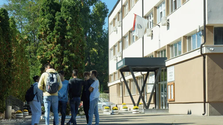 Gimnazijalci se u četvrtak vraćaju u učionice nakon tronedeljne pauze