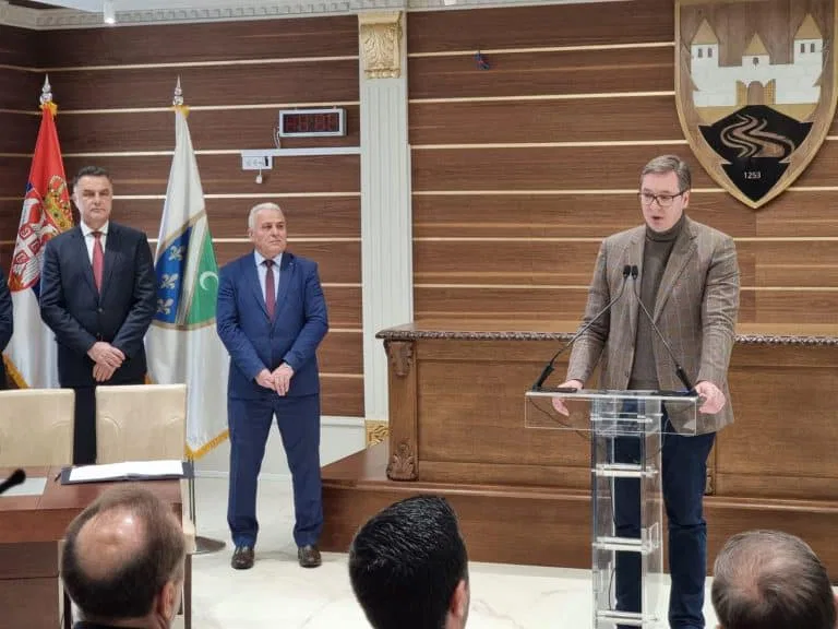 Vučić: Svi koji bi da pucaju na džamije, ubijaju i kolju nečiju decu završiće iza rešetaka (video)