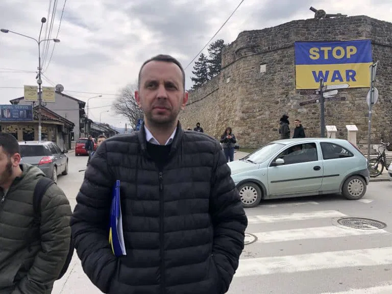 Da li je zbog pritiska bio uklonjen transparent? (video)
