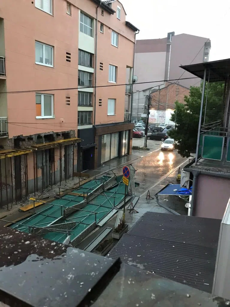 Pala skela u centru grada, pukom srecom niko nije povređen (video)