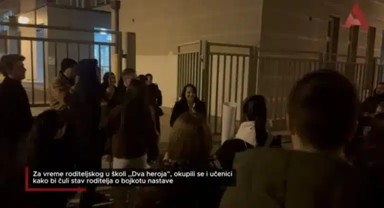 Roditelji došli na roditeljski, učenici ih čekali ispred škole „Dva heroja“ (VIDEO)