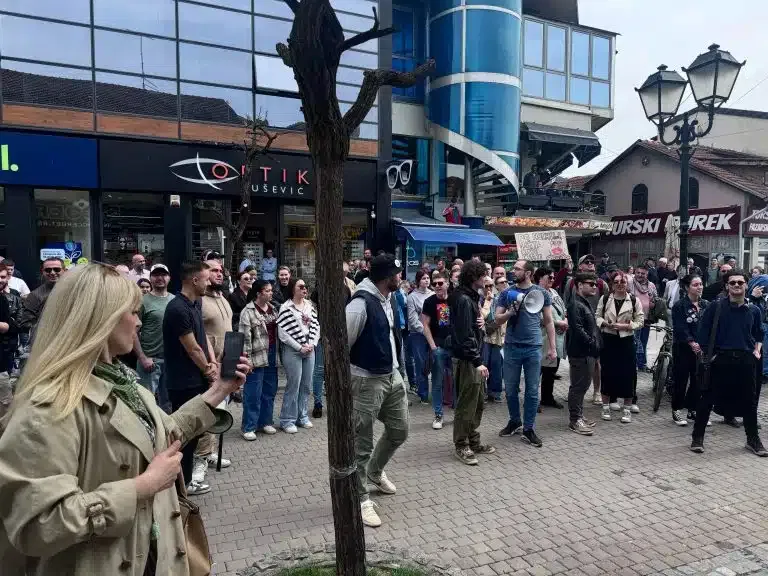Protest studenata i građana ispred JKP “Vodovod i kanalizacije” (LIVE)