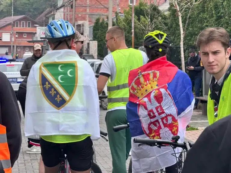 Studenti iz Novog Pazara biciklima krenuli ka Kraljevu kako bi prisustvovali protestu (VIDEO)