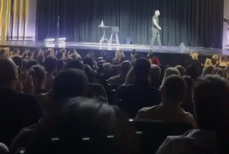 Semir Gicić ovacijama ispraćen na poslednjem izvođenju stand-upa „Beskompromisno“ u prepunoj MTS Dvorani (VIDEO)