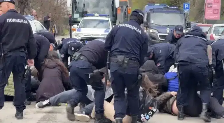 Policija uklonila studente koji su blokirali autobuse u Novom Pazaru