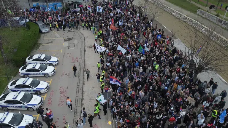 Praćenje protesta „Sloboda vlada čaršijom“ iz sata u sat