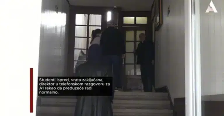 Studenti ispred, vrata zaključana, direktor u telefonskom razgovoru za A1 rekao da preduzeće radi normalno (VIDEO)