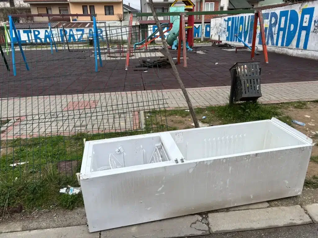 Igralište devastirano, pa pretvoreno u deponiju (VIDEO)