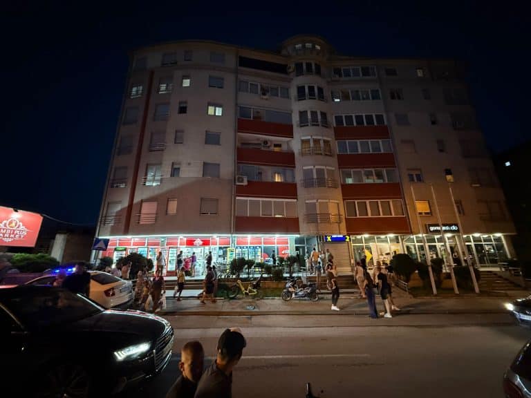 Dete palo sa petog sprata zgrade u centru Novog Pazara (VIDEO)