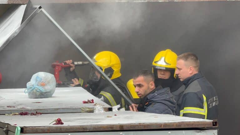 Zapalio se kontejner u Novom Pazaru, požar brzo lokalizovan (VIDEO)